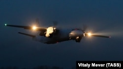 საილუსტრაციო ფოტო. ან-26 ტიპის რუსული სამხედრო-სატრანსპორტო თვითმფრინავი სამხედრო მოსამსახურეებისა და ტექნიკის საშუალო მანძილზე ტრანსპორტირებისთვის გამოიყენება