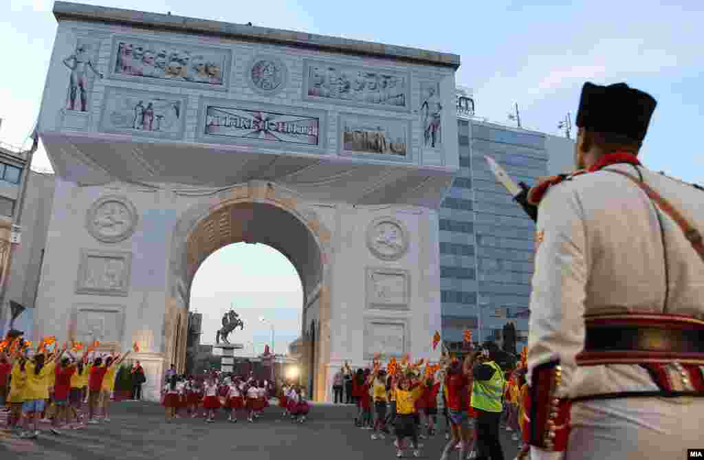 The Porta Macedonia triumphal arch in Skopje&#39;s Pella Square. Erected at a cost of 4.4 million euros, the 21-meter-high arch is dedicated to 20 years of Macedonian independence. 