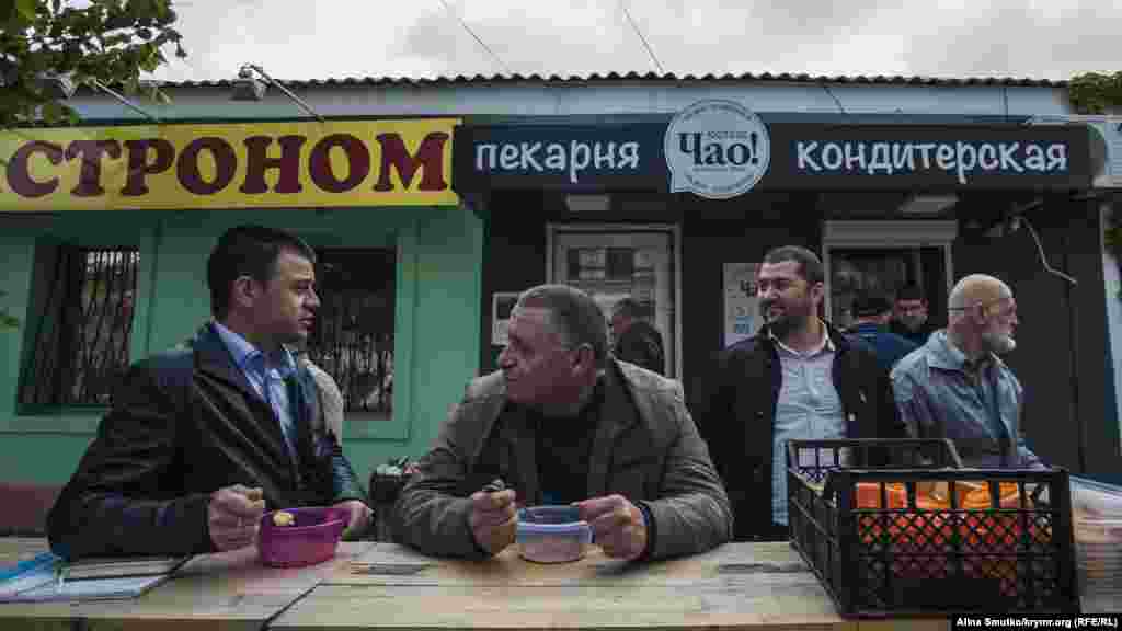 Семья Муслядинова поддерживает и тех, кто пришел на заседание суда по «делу 26 февраля». Оно также прошло в Симферополе 10 мая