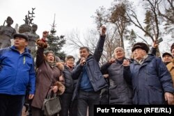 Сторонники Демократической партии Казахстана во время митинга. Алматы, 22 февраля 2020 года.