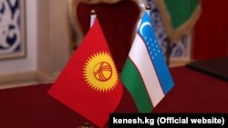 Флаги Узбекистана (справа) и Кыргызстана.