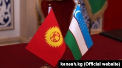 Флаги Кыргызстана и Узбекистана.