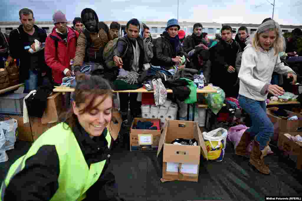 Volonteri dijele hranu i odjeću izbjeglicama