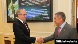 Ekkor még jobb volt a viszony. Tatárföldön fog kezet az RT elnöke és Németország moszkvai nagykövete 2014. szeptember 2-án