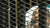در نخستین حضور در دادگاه، مبارک اتهامات وارده را رد کرد