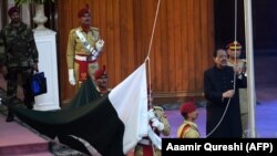 Presidenti i Pakistanit duke e ngritur flamurin kombëtar në ceremoninë e sotme në Islamabad me rastin e shënimit të 70 vjetorit të pavarësisë