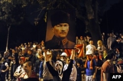 Turski demonstrant drži sliku Mustafe Kemala Ataturka, fotoarhiv