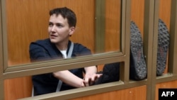 Надежда Савченко слушает приговор суда - 22 года лишения свободы