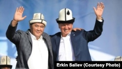 Кандидаты в президенты Кыргызстана Камчыбек Ташиев (справа) и Сооронбай Жээнбеков. Джалал-Абадская область, 20 сентября 2017 года.