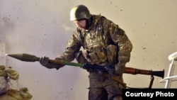 Солдат украинской армии на линии разграничения в Донбассе, архивное фото 