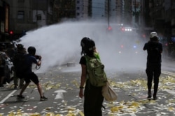 Полиция разгоняет демонстрантов во время акции протеста в годовщину передачи Гонконга Британией Китаю. Гонконг, 1 июля 2019 года