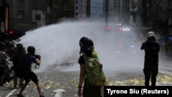 Hong Kongda polisiýa milli howpsuzlygy baradaky kanuna garşy çykýan protestçileri dargadýar.