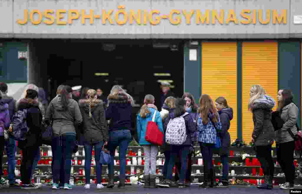 Школьники и учителя одного из учебных заведений германского города Хальтерн-ам-Зе зажигают свечи в память о погибших. 16 воспитанников и двое преподавателей гимназии Joseph-Koenig находились в разбившемся самолёте