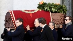 Близки на испанския диктатор Франсиско Франко носят ковчега с тленните му останки след като те бяха ексхумирани от националния мемориал Долината на падналите и отново погребани в семейна гробница извън Мадрид. 24 октомври 2019 година.