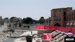 عکس‌های منتشر شده در خبرگزاری مهر گویای تخریب جدی بخشی از پله‌های پل خواجوی اصفهان است