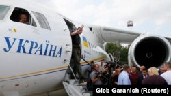 رئیس جمهور اوکراین از ۳۵ اوکراینی در میدان هوایی بین المللی بوریسپِل با گرمی پذیرایی کرد.
