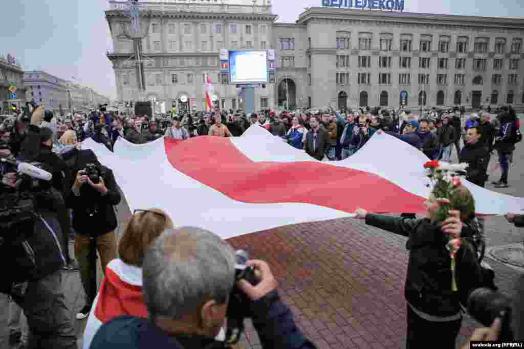 Сенбі күні &nbsp;жергілікті уақыт бойынша сағат 19 кезінде Минскідегі Октябрь көшесіне жүзден аса адам жиналды.