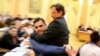 Депутат Дмитро Палпатін виносить депутата Сашу Боровика із зали Одеської міськради