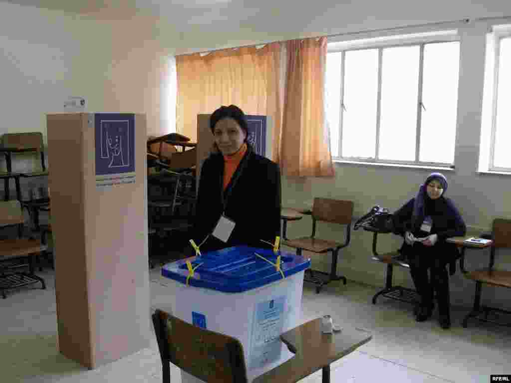 ناخبة عراقية في مركز الاقتراع بعمان