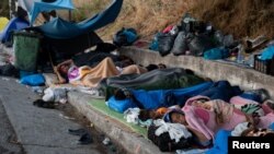 Migranti na grčkom ostrvu Lezbos koji su ostali bez ikakvog krova nad glavom posle požara u izbjegličkom kampu Morija