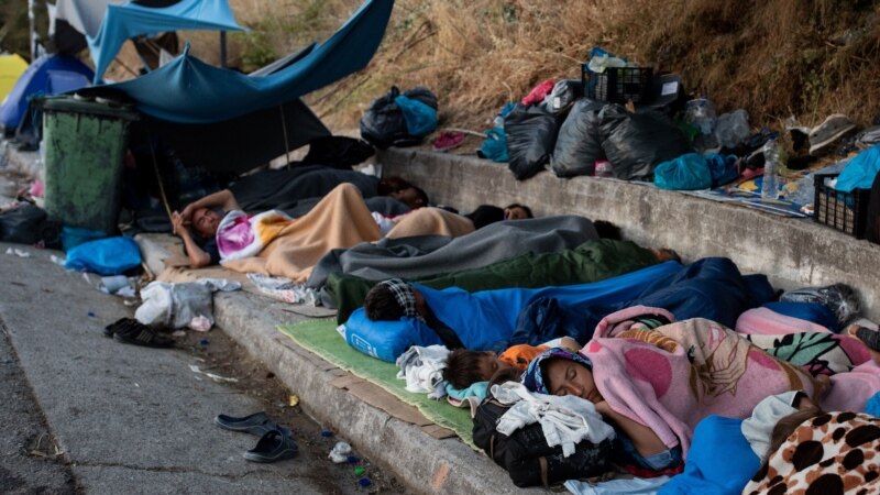 Грчките власти префрлаат мигранти во нов камп по пожарот во Мориа  
