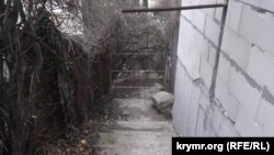 Лестница в Ялте, перекрытая местными жителями