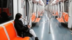 Женщина в пустом вагоне метро. Италия, Рим, 12 марта 2020 года.