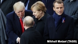 Donald Tramp, Angela Merkel i Emanuel Makron i Vladimir Putin
