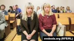 Судовы працэс па справе аб гібелі на ўборцы бульбы 13-гадовай вучаніцы 11 школы Маладзечна Вікторыі Папчэні. На фота - Абвінавачаныя настаўніцы Вольга Завадзкая і Ірына Апанасевіч