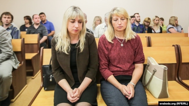 Судовы працэс па справе аб гібелі на ўборцы бульбы 13-гадовай вучаніцы 11 школы Маладзечна Вікторыі Папчэні. На фота - Абвінавачаныя настаўніцы Вольга Завадзкая і Ірына Апанасевіч