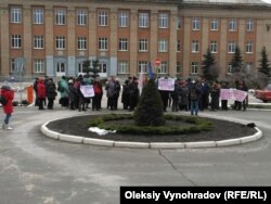 Митинг работников «ЛЭО» у проходной северодонецкого «Азота»