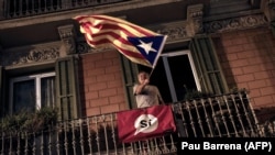 Чоловік тримає естеладу – неофіційний прапор каталонських земель. Барселона, 1 жовтня 2017 року