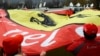 Символ команды "Феррари" на гонках Ф-1, разложенный фанатами Михаэля Шумахера перед клиникой в Гренобле