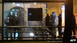 Hetuesit policorë rusë në vendin ku ka ndodhur eksplodimi i mbrëmshëm në Moskë