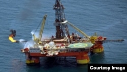 Иранская нефтяная платформа в Персидском заливе. Иран намерен резко увеличить добычу нефти после отмены санкций.