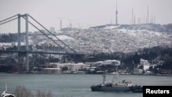 Разведывательный корабль Черноморского флота России "SSV-201 Приазовье" в водах Босфорского пролива на пути в Средиземное море. Февраль 2015 года
