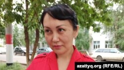 Ираида Ислямгалиева, которую бывший муж обвиняет в «клевете» и оскорблении, у здании суда в Уральске, 9 июня 2020 года.