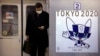 Токио метросында маска киіп тұрған адам. 31 қаңтар 2020 жыл.