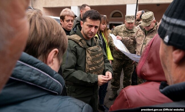 Президент України Володимир Зеленський під час відвідин Золотого на Луганщині, 26 жовтня 2019 року