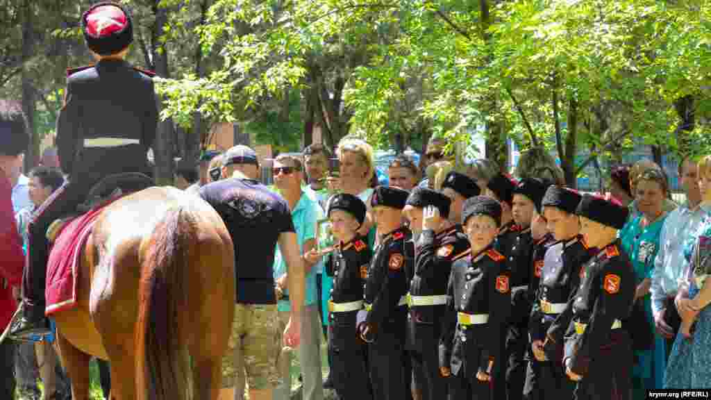 Balalar, qazaq olmaq içün sıralarını bekleyler