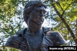 A monument to Vladimir Vysotsky in Simferopol