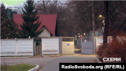 Ворота КСО «Фортеця» на вулиці Вишгородській у Києві