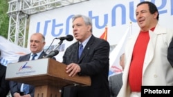 Armenia - Prosperous Armenia Party leader Gagik Tsarukian (R) and former Foreign Minister Vartan Oskanian (C) at an election campaign rally in Yerevan, 3May2012.