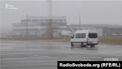 Мікроавтобус, яким кожного пасажира із зали офіційних делегацій доправляють до трапу літака