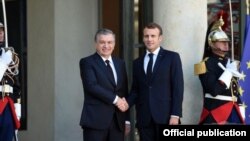 Президенты Узбекистана и Франции Шавкат Мирзияев и Эммануэль Макрон. Париж, 9 октября 2017 года.