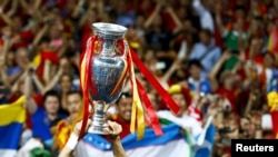 Главный трофей чемпионата Европы по футболу 2012 года, доставшийся сборной Испании. Киев, 1 июля 2012 года. 