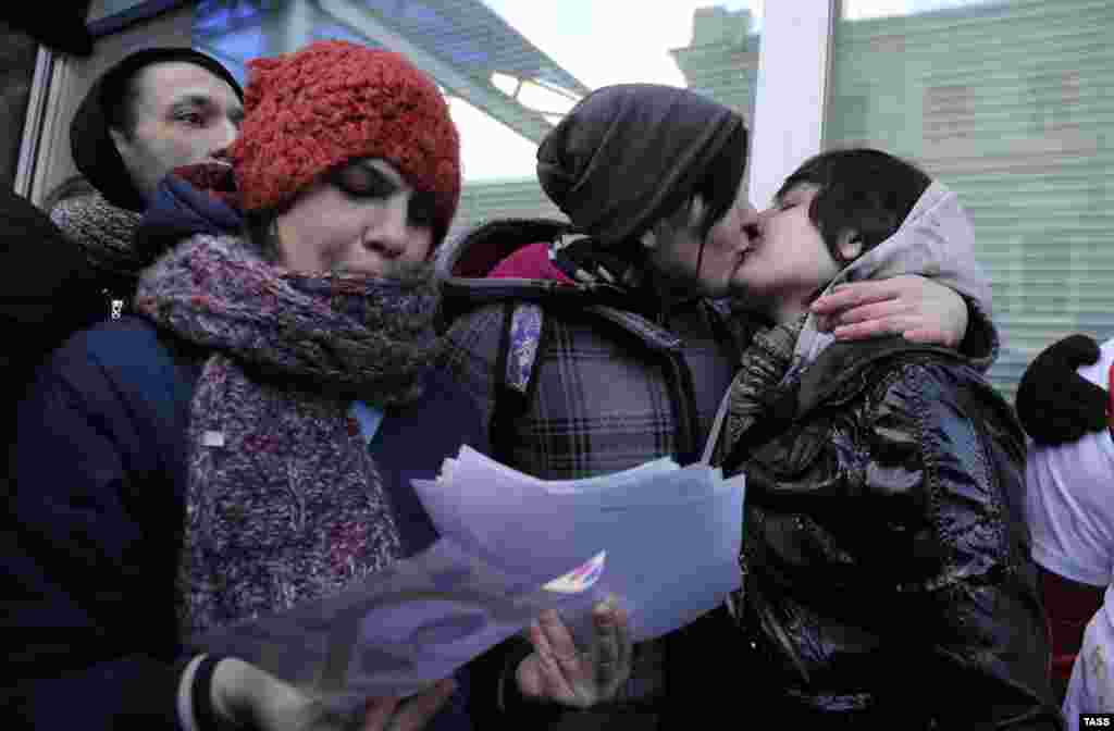 Geylərin Dövlət Dumasının qarşısında öpüş aksiyası. Rusiya parlamenti homoseksualizmin təbliğatını yasaqlayan yeni qanun layihəsini müzakirə edir.