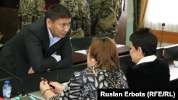 "Астана ЭКСПО-2017" ұлттық компаниясының бұрынғы басқарма төрағасы Талғат Ермегияев сотта қорғаушыларымен сөйлесіп отыр. Астана, 13 мамыр 2016 жыл.