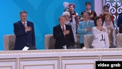 Президент Казахстана Нурсултан Назарбаев (в центре) на сессии Ассамблеи народа Казахстана. Астана, 28 апреля 2018 года.