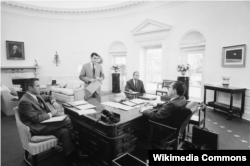 Ричард Никсон со своими советниками Бобом Холдманом, Дуайтом Чапином и Джоном Эрлихманом. Овальный кабинет Белого Дома. Май 1970 года. Все трое советников участвовали в уотергейтском заговоре и были приговоре к лишению свободы: Холдман и Эрлихман получили по полтора года тюрьмы, Чапин – девять месяцев.